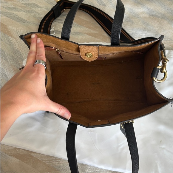 Coach Tan and Cream Leather Handbag with crossbody strap - Picture 7 of 8